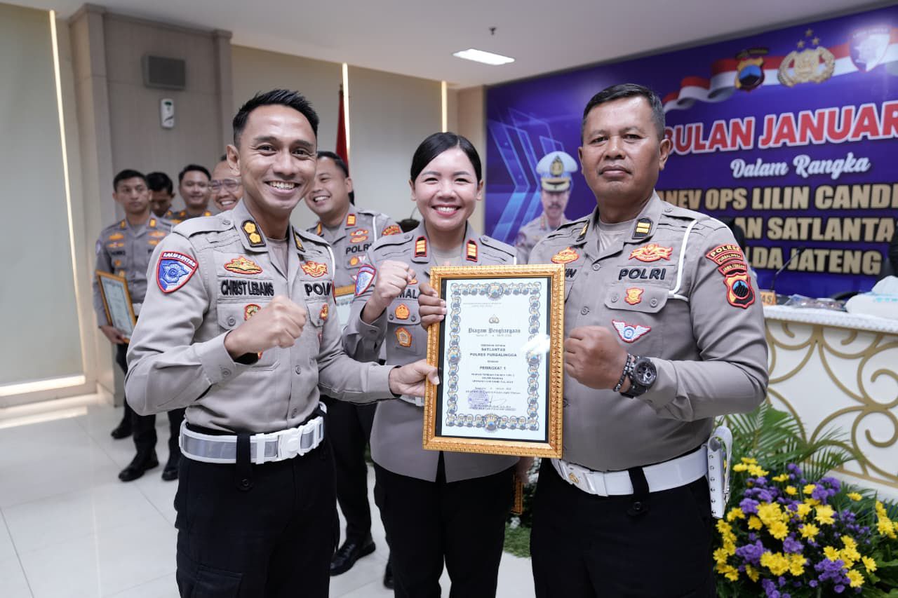 MANTAP: Kasat Lantas Polres Grobogan AKP Kumala Enggar Anjarani saat menerima penghargaan juara.