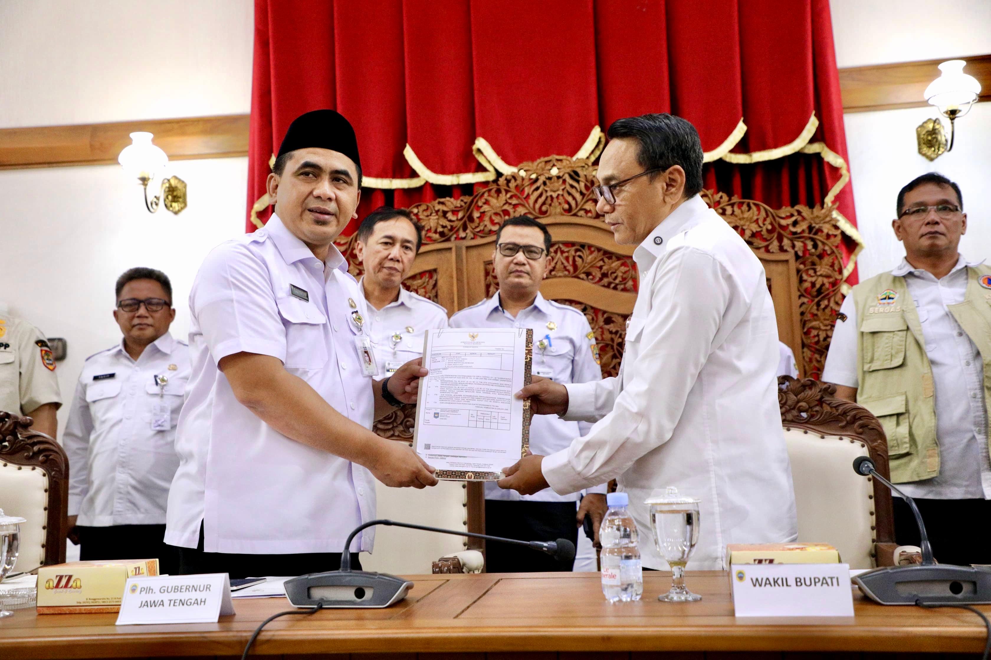 BERI AMANAH: Wagub Jateng Tajyasin beri amanah ke Wabup Pati Chandra sebagai Pj Bupati Pati.