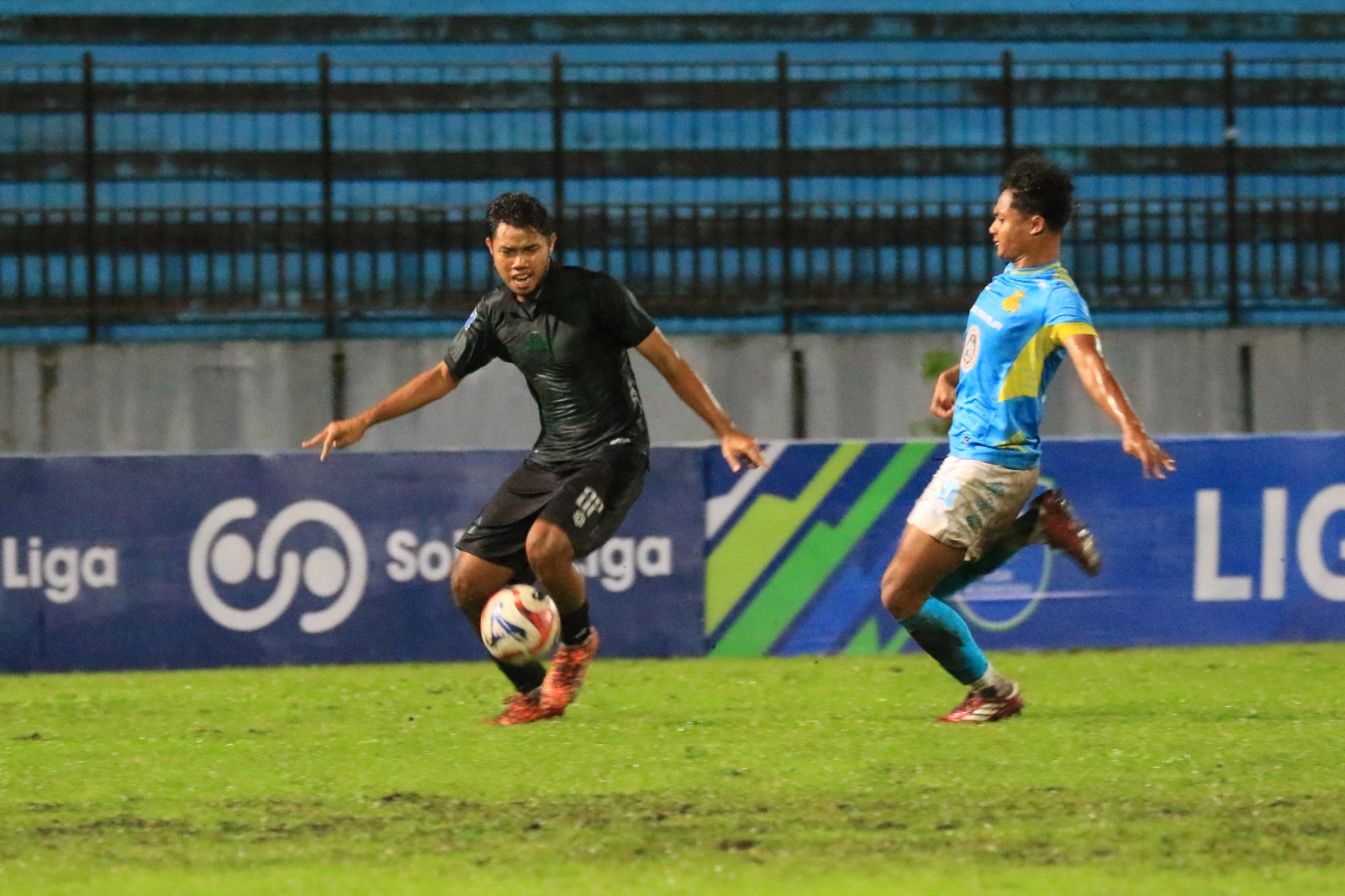 Pemain Persipa Pati berjuang sekuat tenaga agar bisa memenangkan pertandingan melawan Nusantara FC. (DOK PERSIPA PATI)