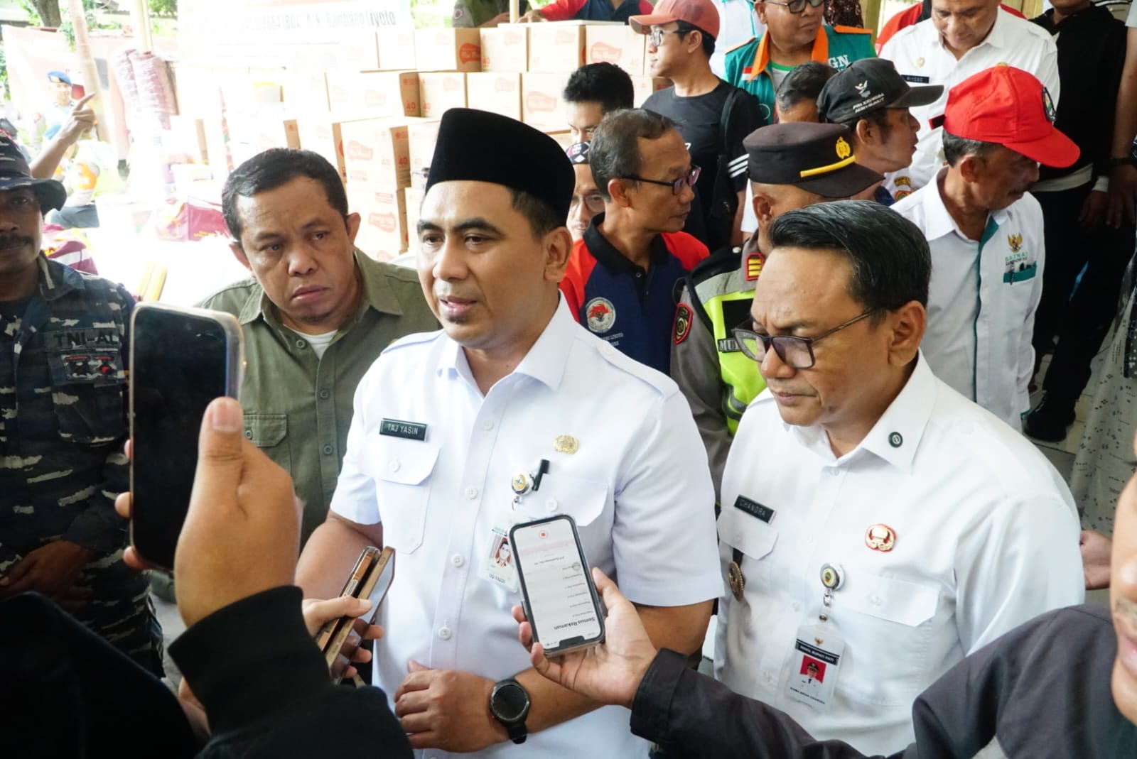 Gus Wagub Jateng Yasin Maimoen didampingi Plt Bupati Pati Risma Ardhi Chandra menilik banjir Juwana pada Rabu (21/1).