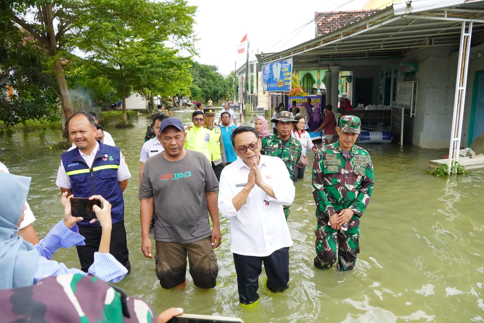 Plt Bupati Pati Risma Ardhi Chandra meninjau banjir di Juwana, Rabu (21/1).