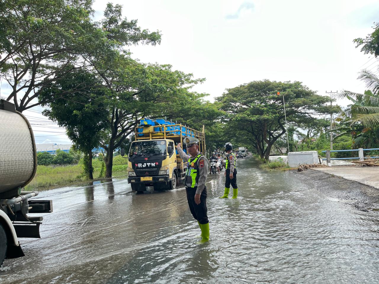 Kondisi Jalan Pantura Pati - Juwana saat ini tersisa satu titik genangan di KM 5 sekitar 1 - 2 centimeter sepanjang 50 meter jalan. (POLRESTA PATI)