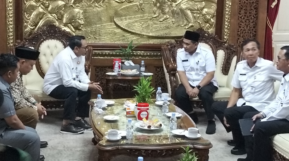 Plt Bupati Pati Risma Ardhi Chandra menerima kunjungan Wagub Jateng Taj Yasin di Pendapa Pati, Rabu (21/1).