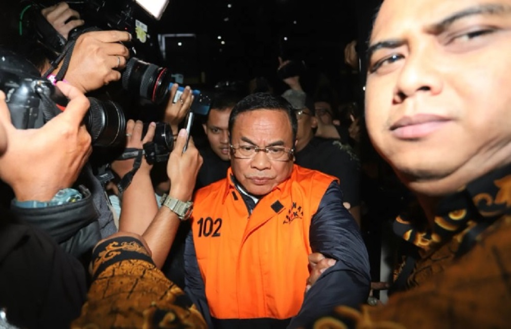 Bupati Pati Sudewo mengunakan rompi tahanan usai terjaring OTT KPK, Jakarta, Selasa (20/1/2026). (Dery Ridwansah/ JawaPos.com)