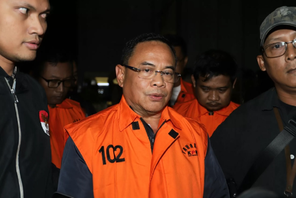 Bupati Pati Sudewo mengunakan rompi tahanan usai terjaring OTT KPK, Jakarta, Selasa (20/1/2026). (Dery Ridwansah/ JawaPos.com)