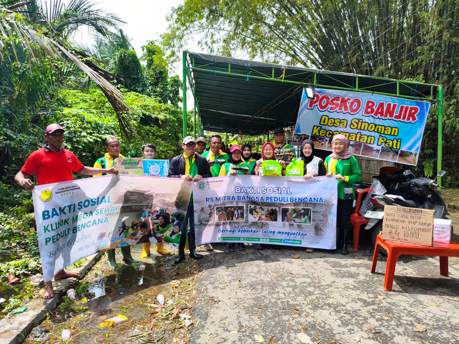 Penyaluran bantuan kepada masyarakat terdampak banjir di Desa Sinoman Kecamatan Pati Kota oleh anggota DPRD Pati Suhartini sekaligus owner RS Mitra Bangsa Pati.&nbsp; (ACHMAD ULIL ALBAB/RADAR KUDUS&nbsp;)