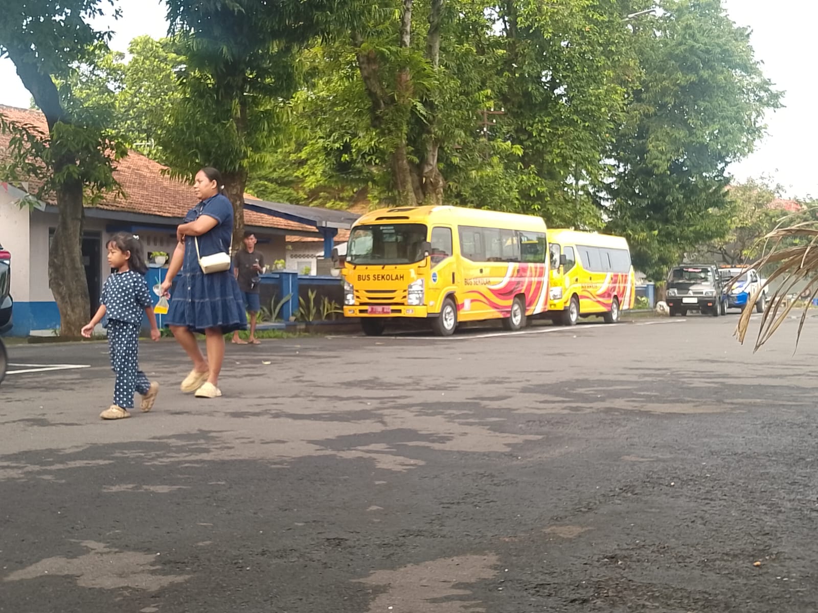 TRANSPORTASI: Bus Pendidikan milik Dishub Kudus terparkir di halaman kantor Dishub Kudus, kemarin. /DISHUB KUDUS UNTUK RADAR KUDUS