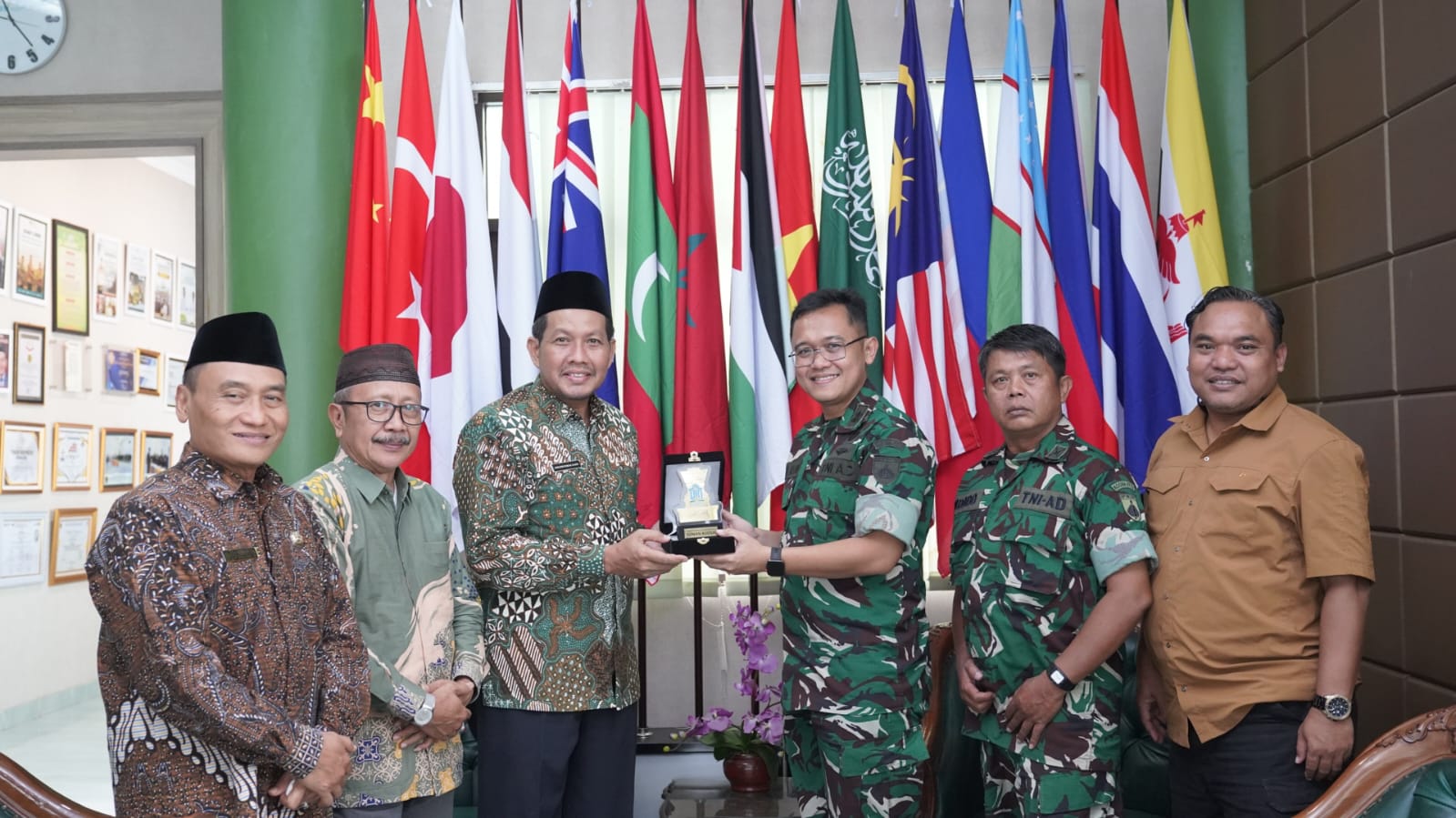 KOLABORASI: Rektor UIN Sunan Kudus Prof. Abdurrohman Kasdi (tiga kiri) menyerahkan cinderamata pada Dandim Kudus Letkol Arh Yuusufa Allan Andriasie. /KODIM 0722/KUDUS UNTUK RADAR KUDUS