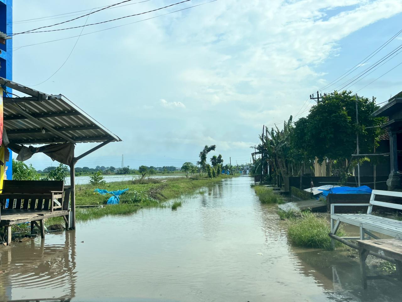 CEK LOKASI: Tim kebencanaan meninjau lokasi yang tergenang banjir di Desa Setrokalangan Kec. Kaliwungu, belum lama ini. /PEMERINTAH KECAMATAN KALIWUNGU UNTUK RADAR KUDUS