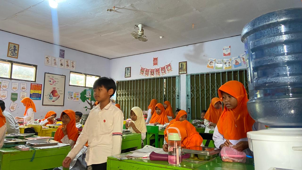 PEMBELAJARAN NORMAL:&nbsp;Siswa SD 4 Bulungcangkring belajar di ruang kelas yang atapnya terlihat baik-baik saja. /INDAH SUSANTI/RADAR KUDUS  &nbsp;