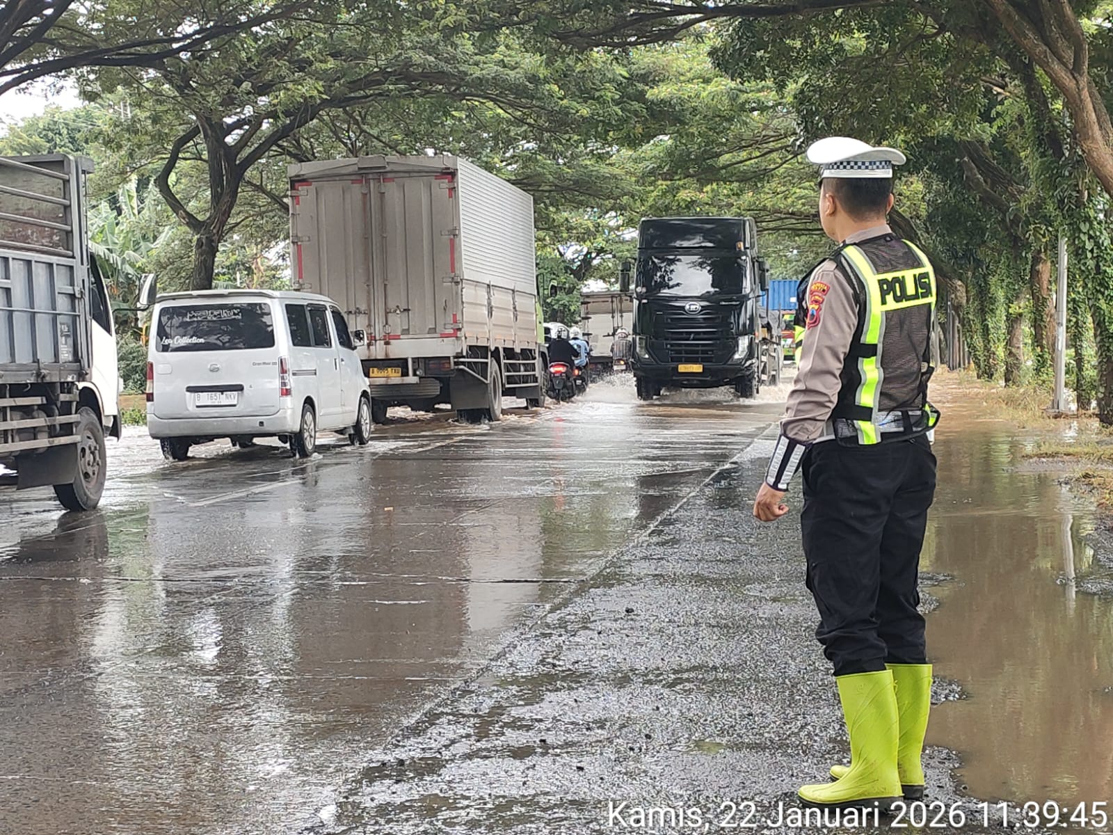 Kondisi Jalan Pantura Pati Juwana hingga saat ini masih tergenang air di sejumlah titik. (DOK POLRESTA PATI)