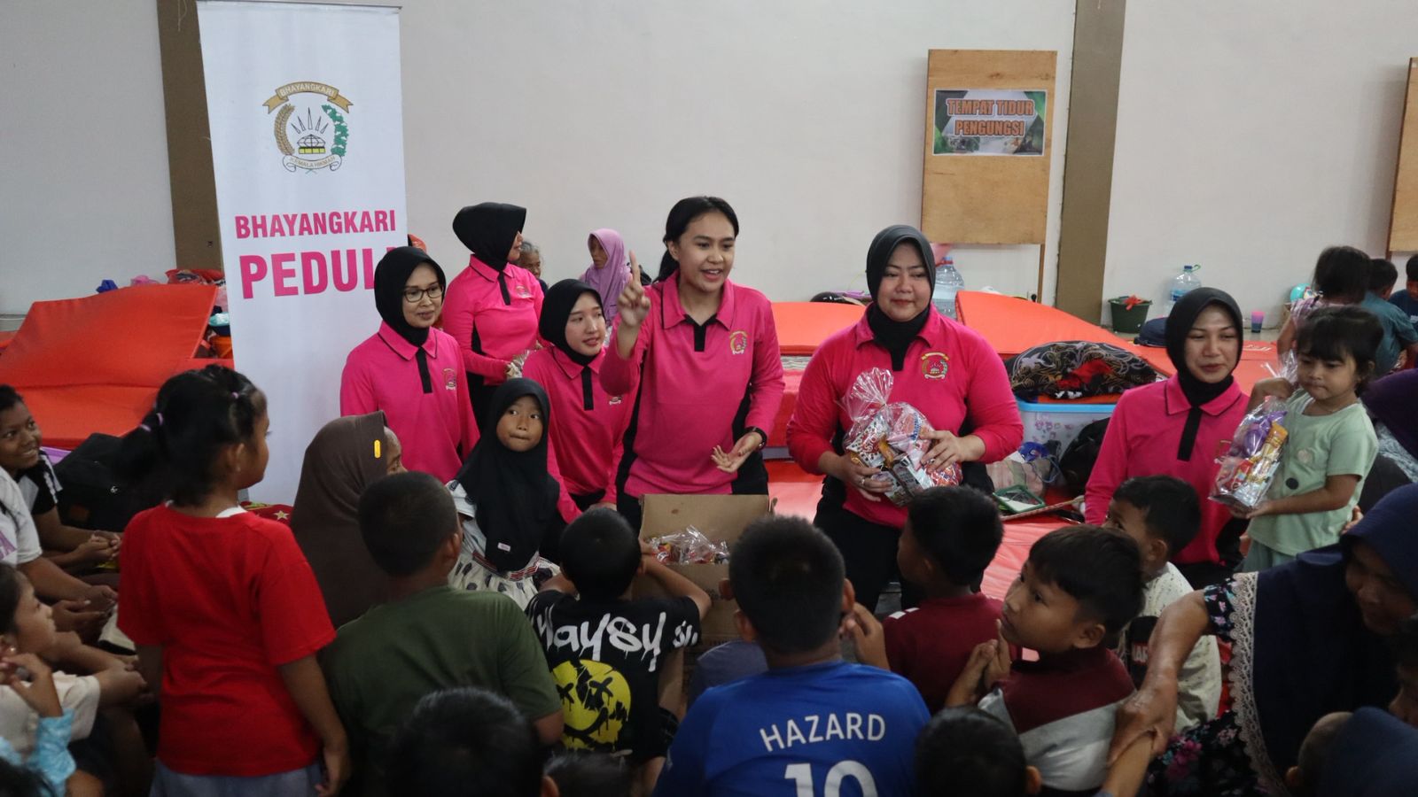 TETAP SEMANGAT: Anggota Bhayangkari melaksanakan trauma healing kepada warga terdampak banjir di Posko pengungsian Desa Gulang, Mejobo Kudus. &nbsp;/POLRES KUDUS UNTUK RADAR KUDUS