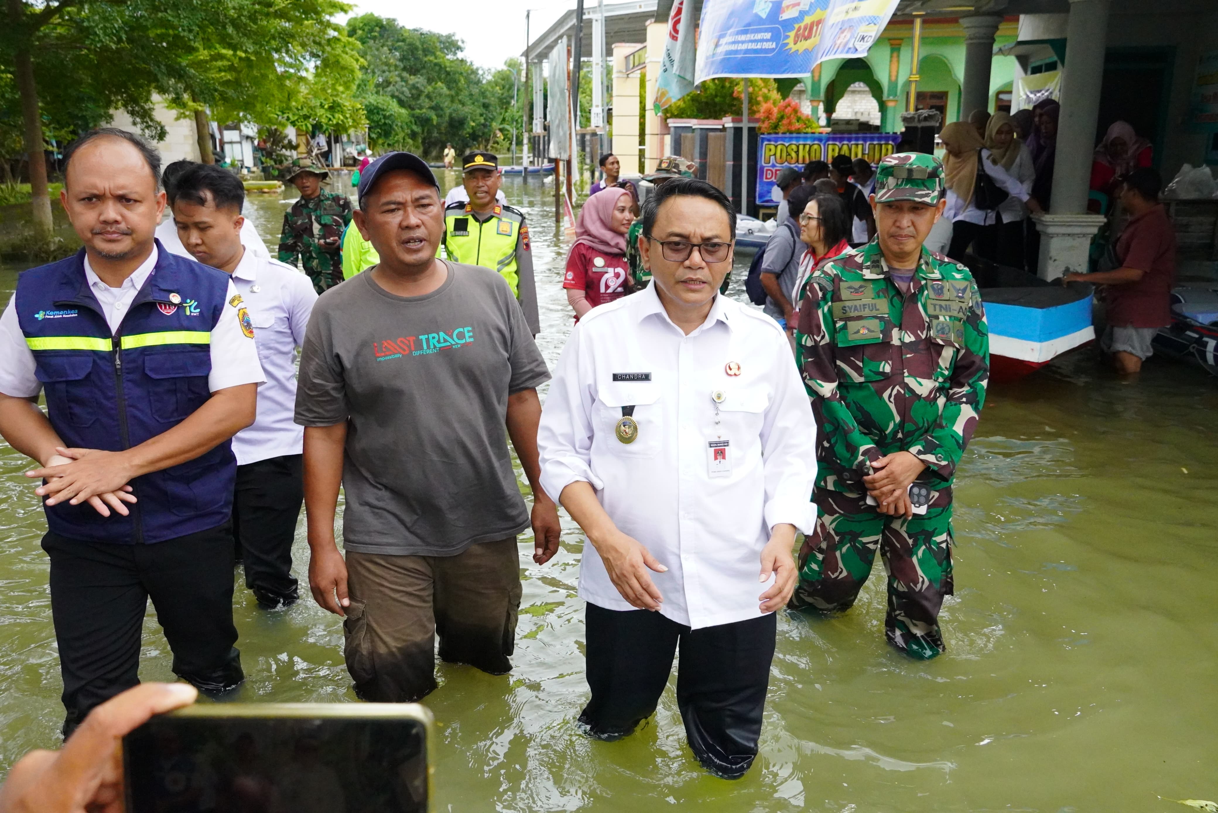 Plt Bupati Pati Risma Ardhi Chandra saat meninjau lokasi banjir di Juwana belum lama ini. (HUMAS PATI)