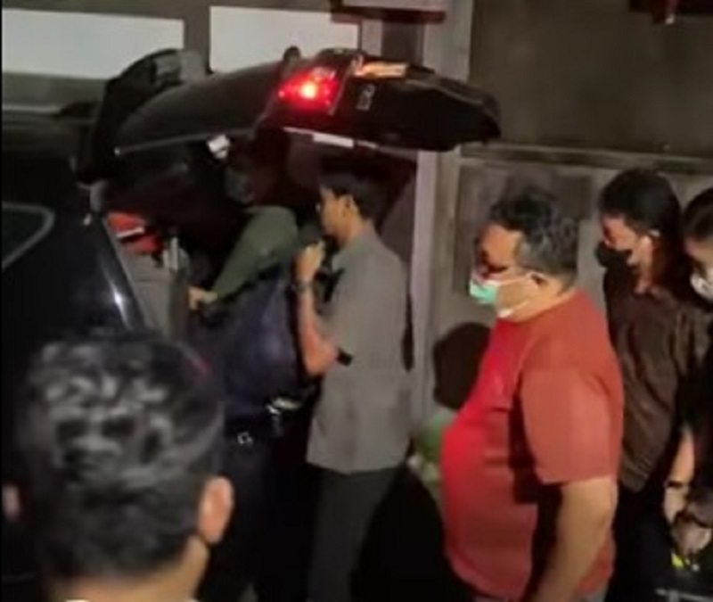 SITA: KPK memasukkan barang bukti dari koperasi Artha Bahana Syariah Pati  ke mobil, pada Sabtu (24/1).