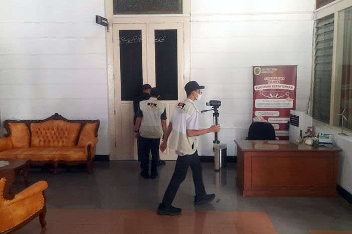 KPK menggeledah kantor Bupati Pati, (23/1).