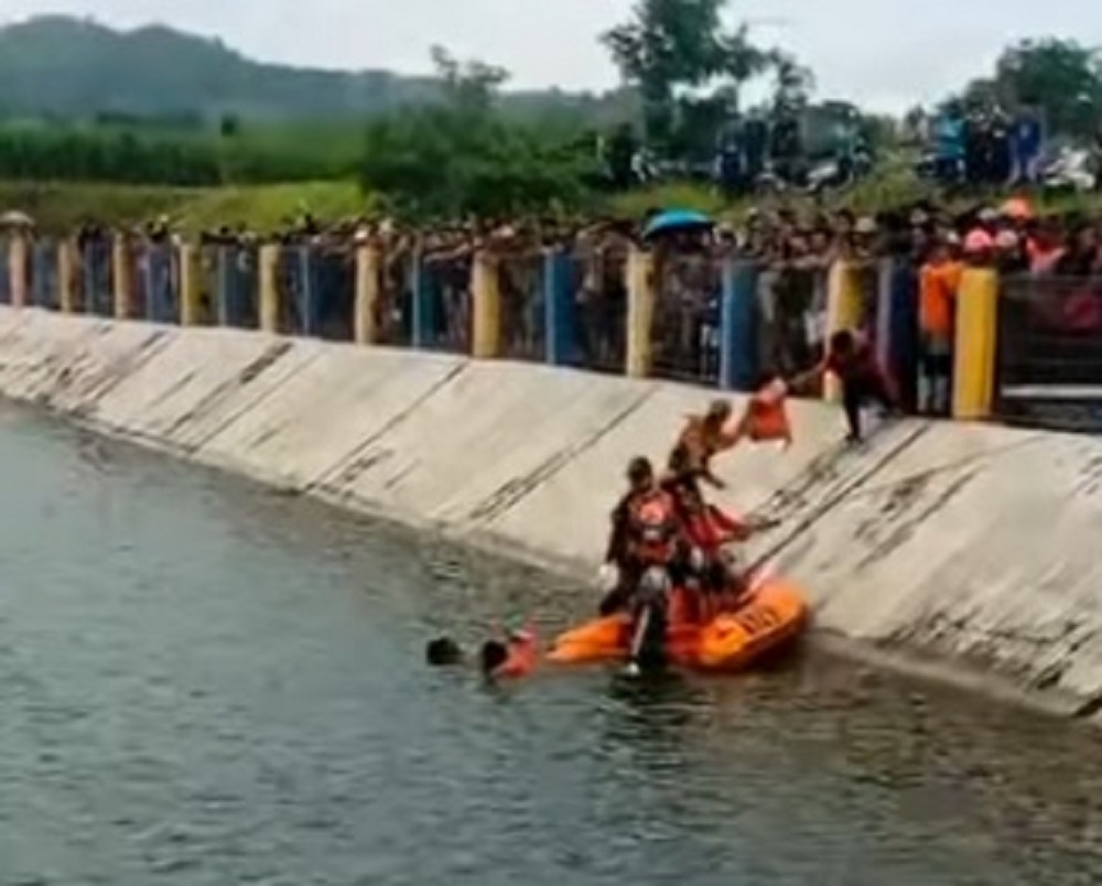 Tim SAR menyelamatkan bocah di Embung Plumbungan, Gondoharum, Kudus.