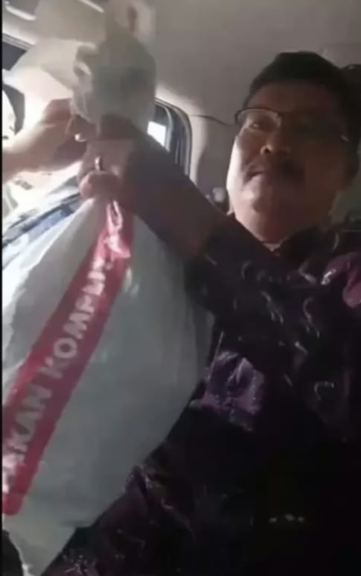 Diduga tim pengepul uang calon perangkat desa yang koordinasi tim 8 atas perintah Bupati Pati nonaktif Sudewo.