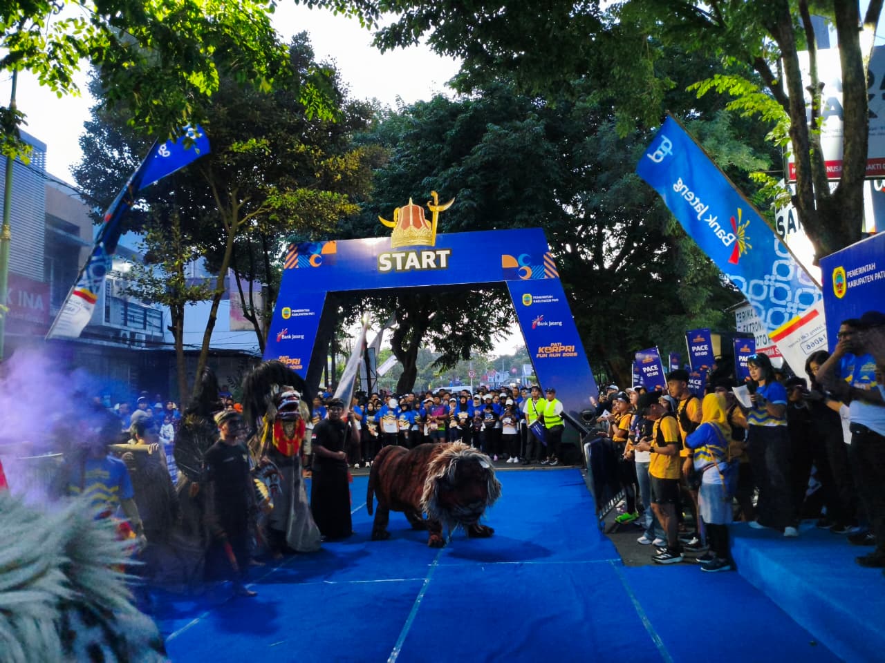 Aksi barongan macan loreng dari Gabus memeriahkan pembukaan Pati KORPRI Fun Run 2026. (ACHMAD ULIL ALBAB/RADAR KUDUS)