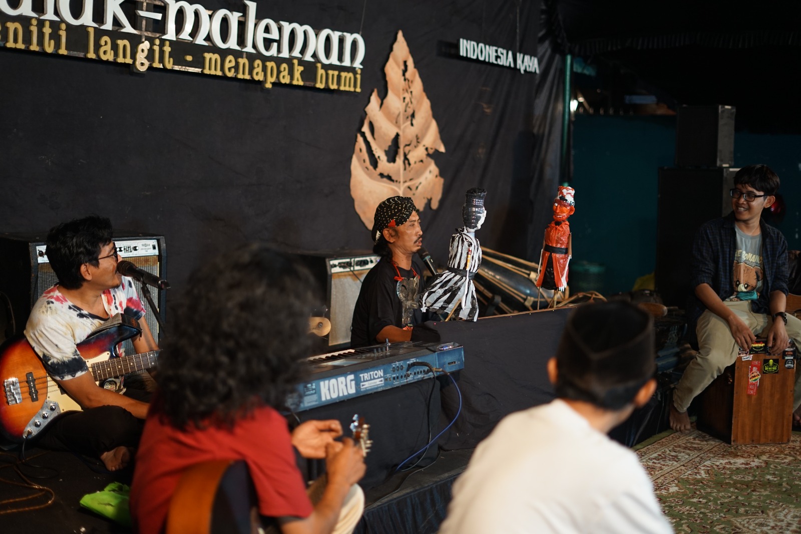Pertunjukan wayang sampah oleh Gagego Musik Kampung bersama dalang Ki Slamet Riyanto, dalam acara Suluk Maleman. (ACHMAD ULIL ALBAB/RADAR KUDUS)