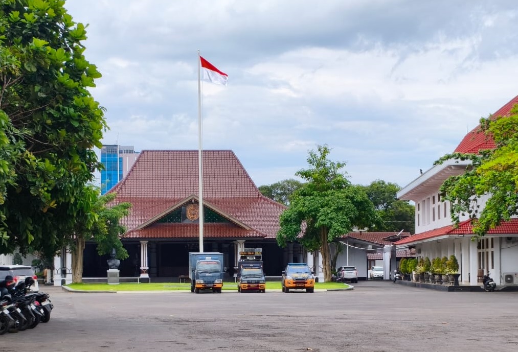 Sejumlah kendaraan polisi terparkir di kompleks Pendapa Kabupaten Pati, (26/1).