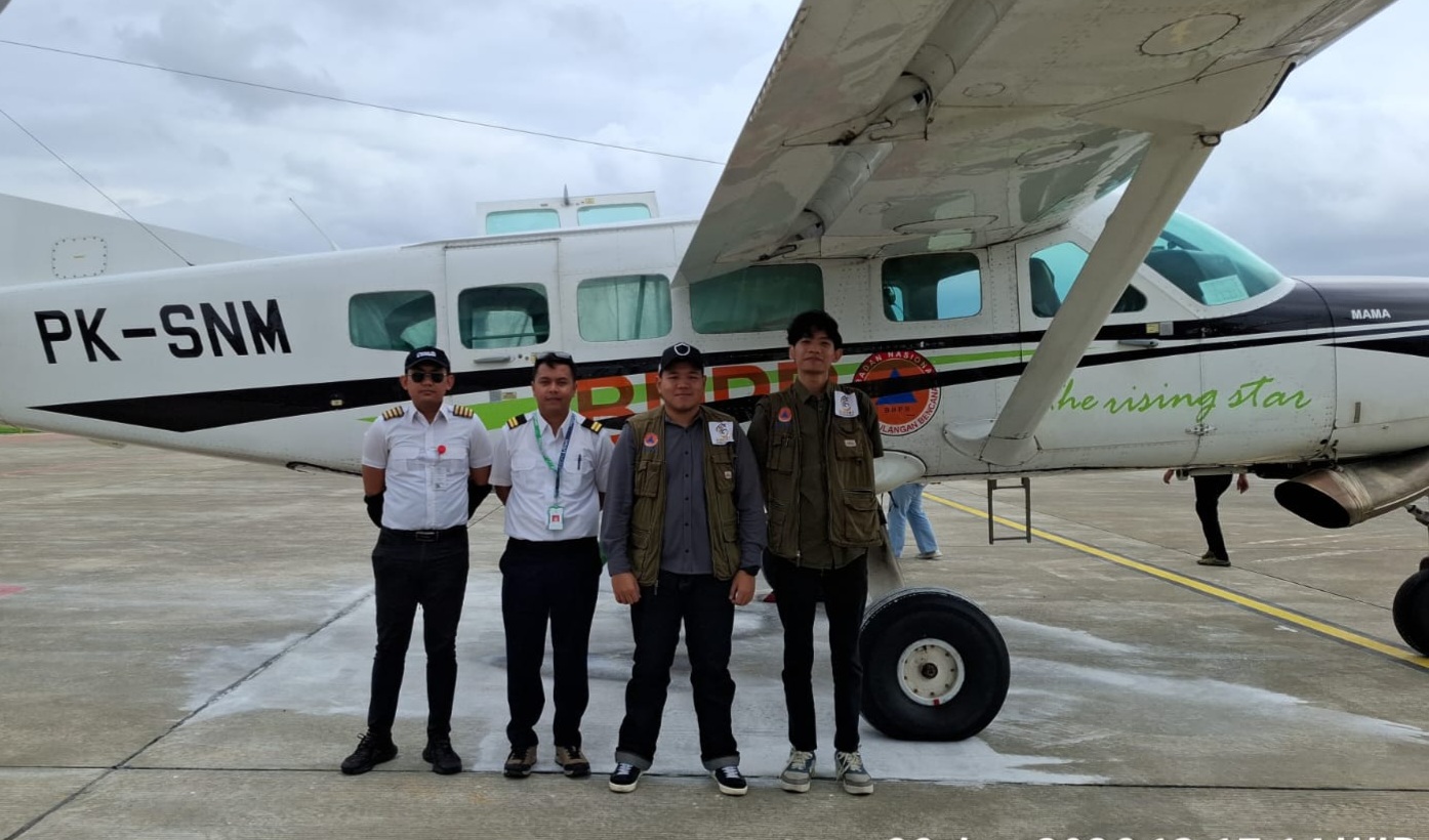 PENGENDALIAN HUJAN: Tim pelaksana operasi modifikasi cuaca bersiap melakukan penyemaian awan.