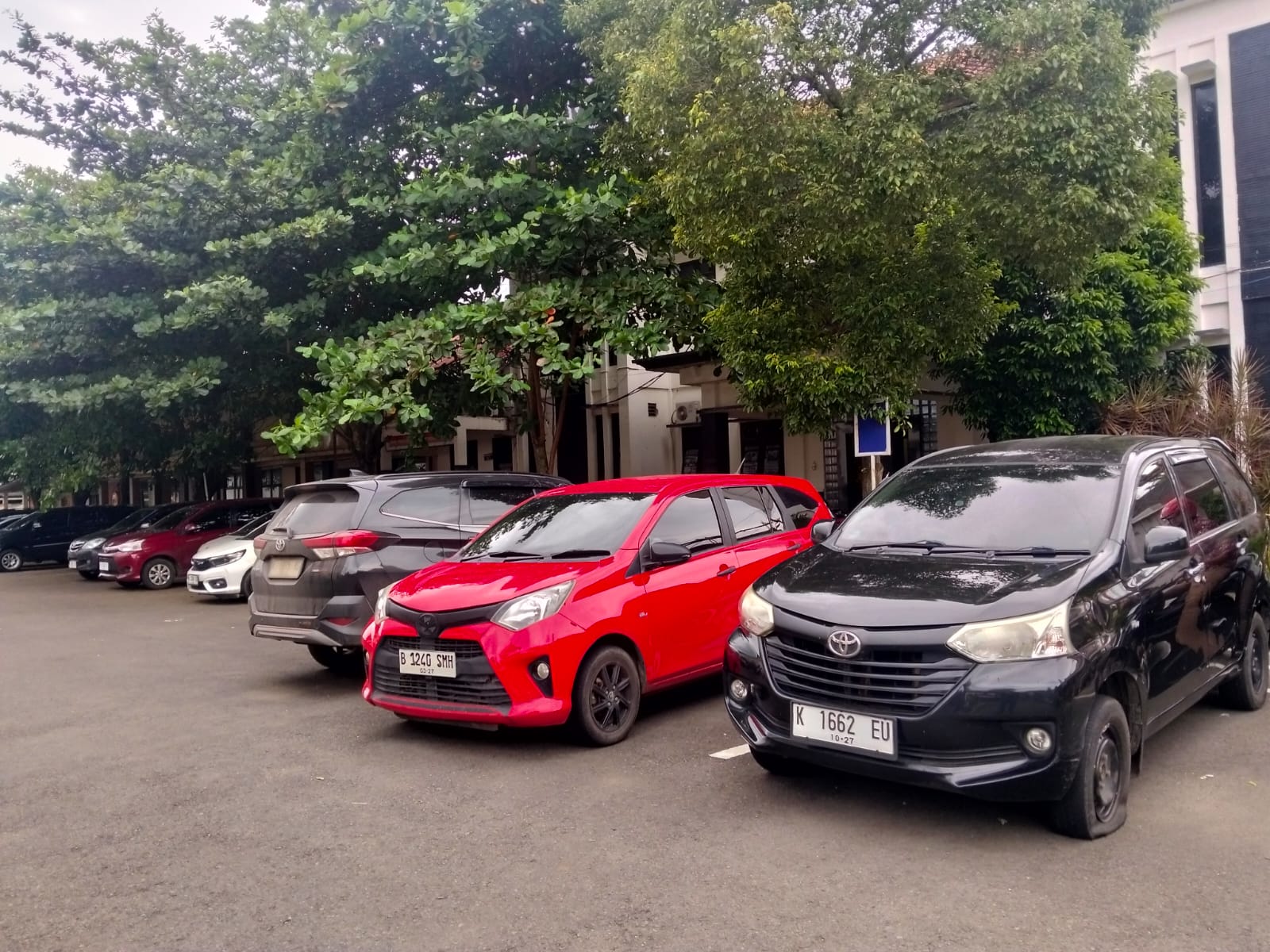 PARKIR: Kendaraan berjejer di Satreskrim Polresta Pati pada Rabu (28/1). (ANDRE FAIDHIL FALAH/RADAR PATI)