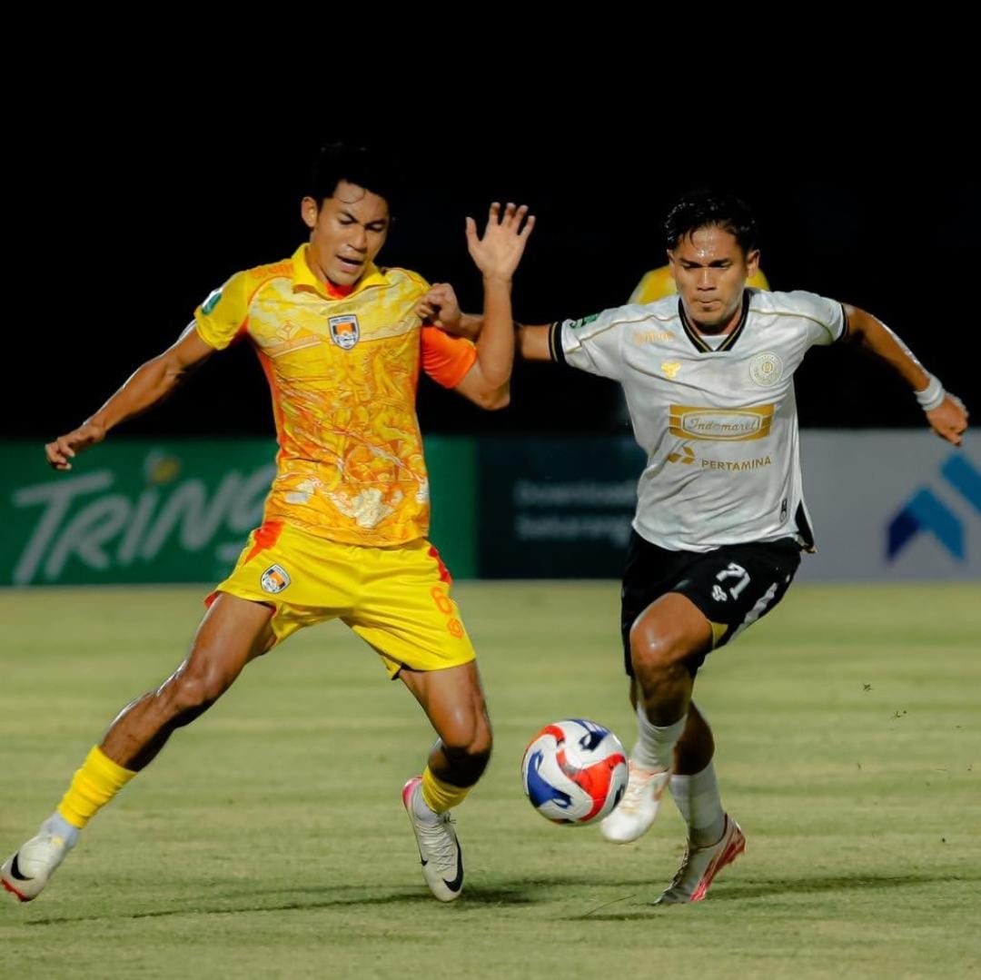 BERBENAH: Pemain Persiku Imam Bagus (kanan) berusaha melewati pemain Kendal Tornado FC. (PERSIKU KUDUS UNTUK RADAR PATI)  &nbsp;
