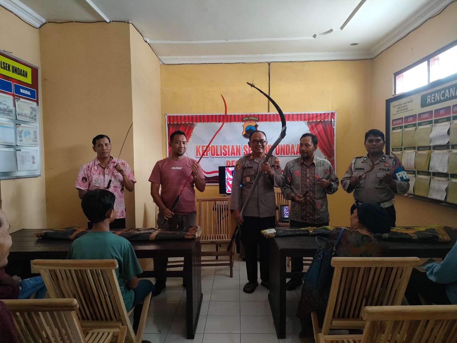 DIUNGKAP: Polisi menunjukkan senjata tajam sitaan hasil operasi di ekspedisi pengiriman. (POLRES KUDUS UNTUK RADAR PATI)