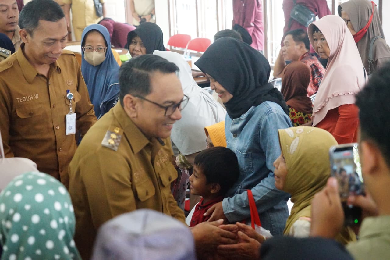 Plt Bupati Pati Risma Ardhi Chandra saat memberikan bantuan sosial kepada masyarakat. (HUMAS PATI)