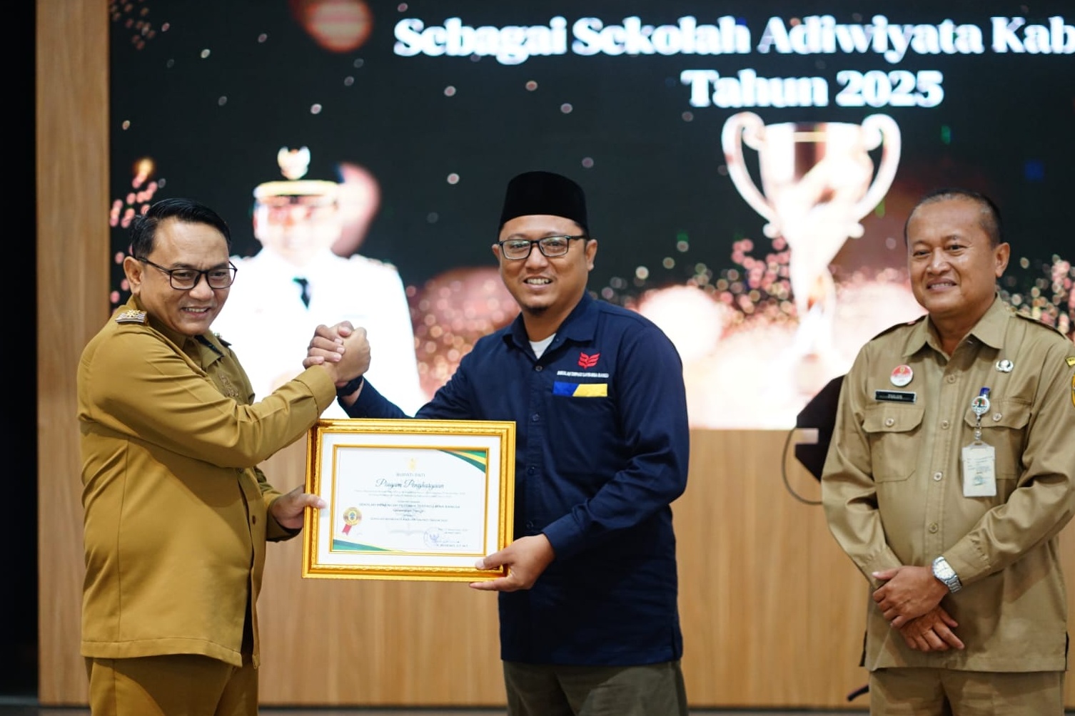 Plt Bupati Pati Risma Ardhi Chandra menyerahkan penghargaan sekolah adiwiyata kepada salah satu perwakilan sekolah yaitu dari SMP Safin Bina Bangsa Pati. (DOK SAFIN PATI)