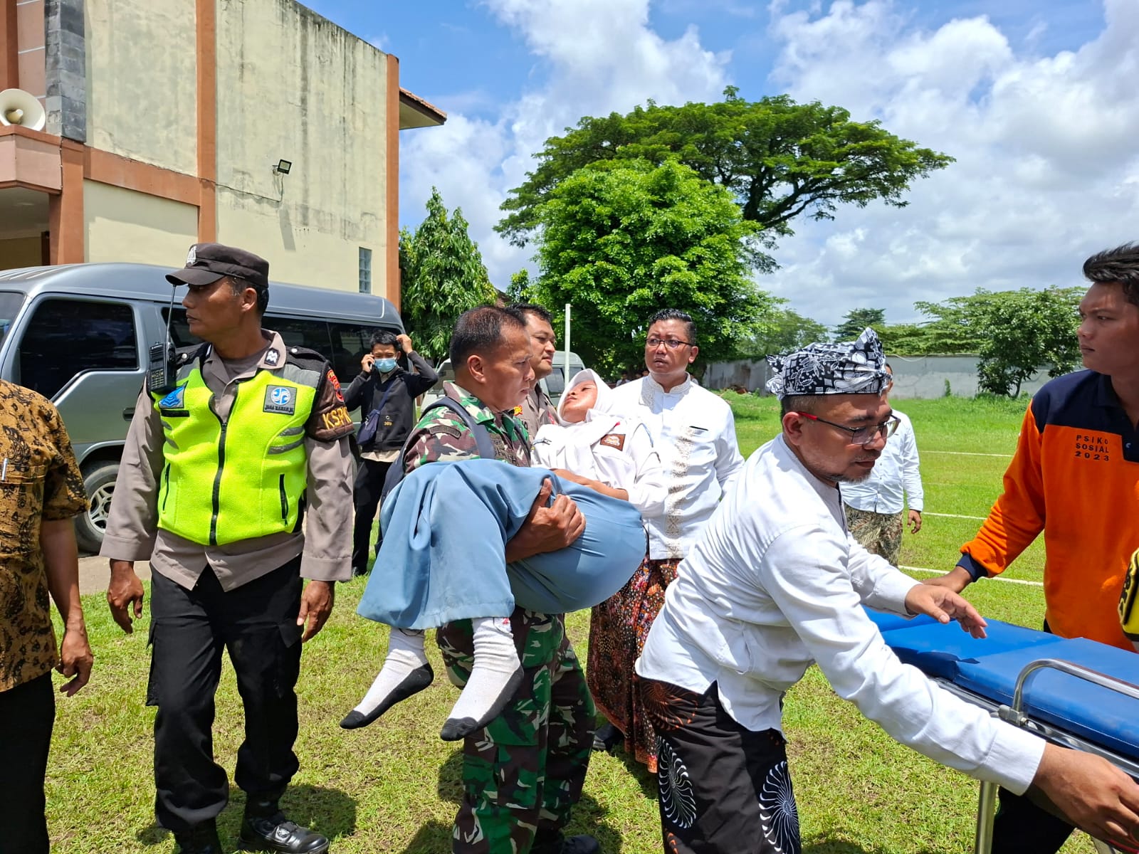 DARURAT: Salah satu siswa SMAN 2 Kudus yang diduga keracunan MBG digotong dan dirujuk ke rumah sakit terdekat untuk mendapat perawatan. (ANDIKA TRISNA SAPUTRA/RADAR PATI)