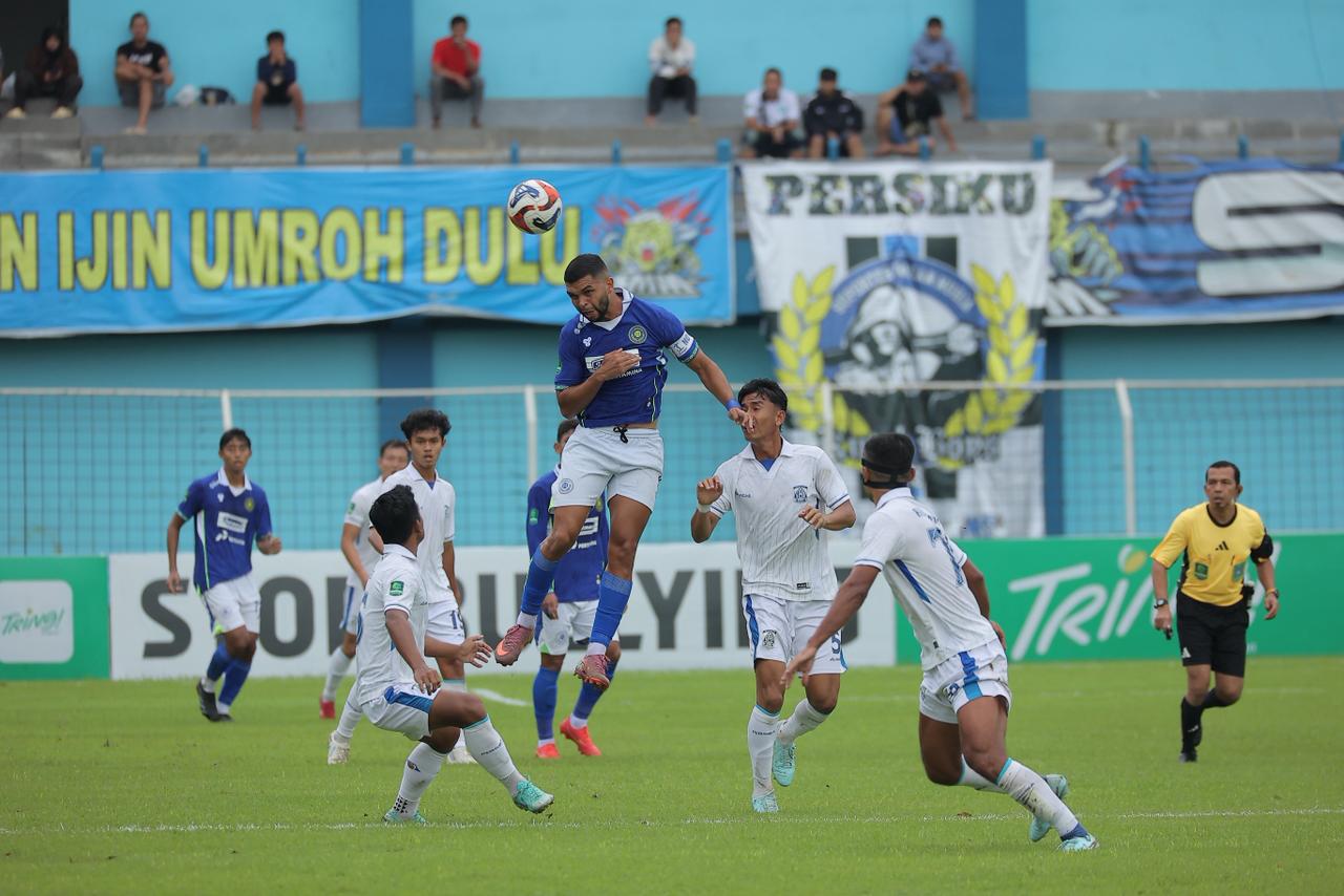 ANDALAN: Striker produktif Persiku Igor Costa saat bermain menjamu Persiba Balikpapan di Stadion Wergu Wetan pada Minggu (18/1) lalu. (PERSIKU KUDUS UNTUK RADAR PATI) 