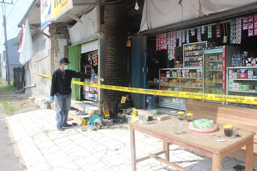 DIPERIKSA: Kepolisian olah TKP pembakaran rumah sekaligus warung di Margorejo belum lama ini. (ANDRE FAIDHIL FALAH/RADAR PATI)