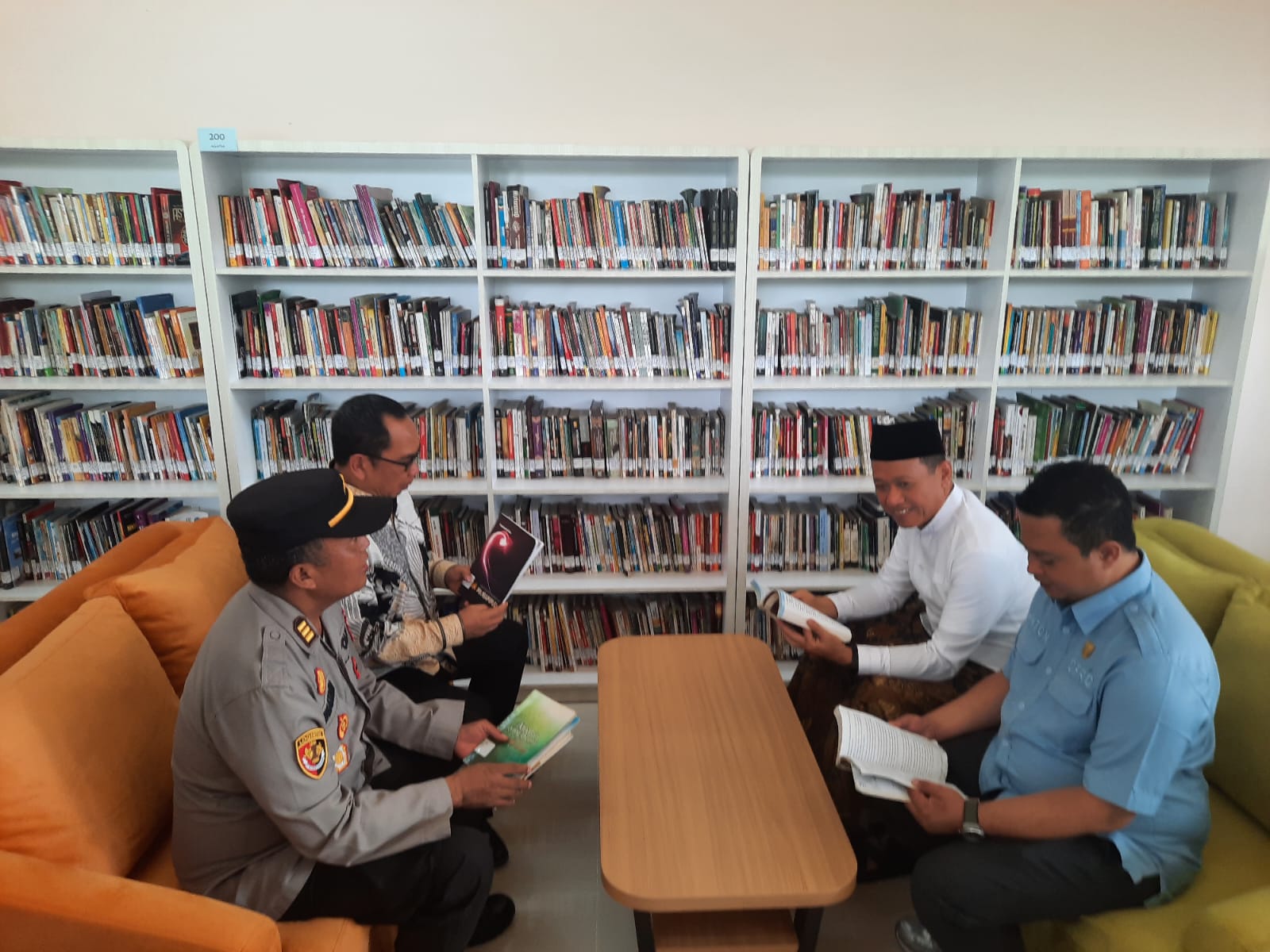LAUNCHING: Bupati Kudus Sam&rsquo;ani Intakoris mencoba area membaca buku bersama jajaran Forkopimda, Kamis (29/1). (INDAH SUSANTI/RADAR PATI)