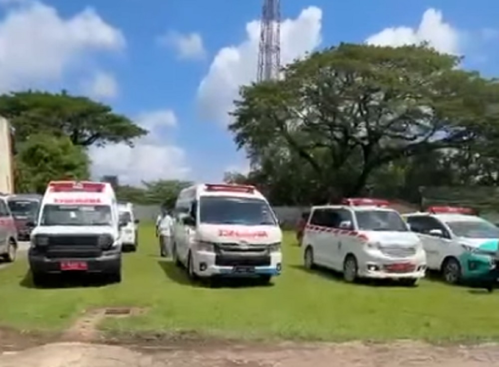 Sejumlah mobil ambulans siaga saat evakuasi siswa SMAN 2 Kudus ke rumah sakit, Kamis (29/1).