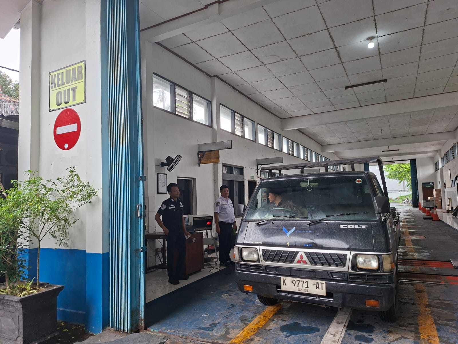 UJI KIR: Penguji KIR Dishub Kudus sedang melayani KIR kendaraan pickup, Senin (26/1). (ANDIKA TRISNA SAPUTRA/RADAR PATI)  &nbsp;