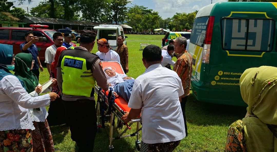 Petugas medis mengevakuasi siswa SMA 2 Kudus keracunan MBG, Kamis (29/1).