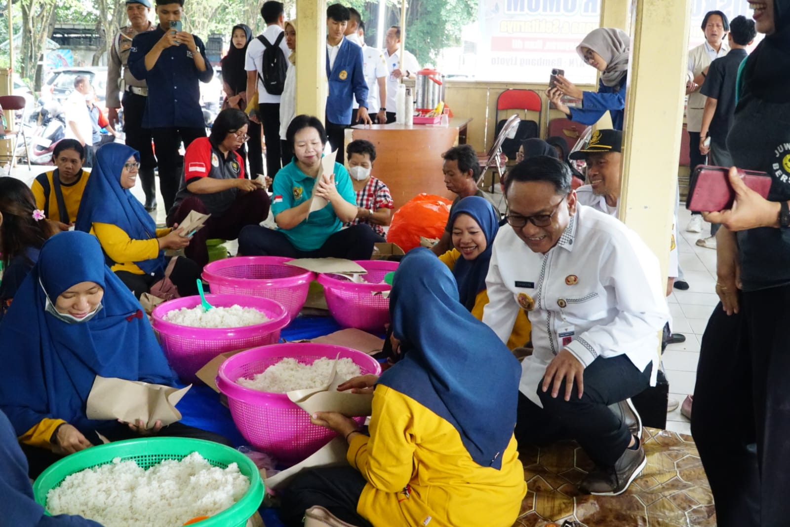 Plt Bupati Pati Risma Ardhi Chandra saat meninjau dapur umum di Juwana. (HUMAS PATI)