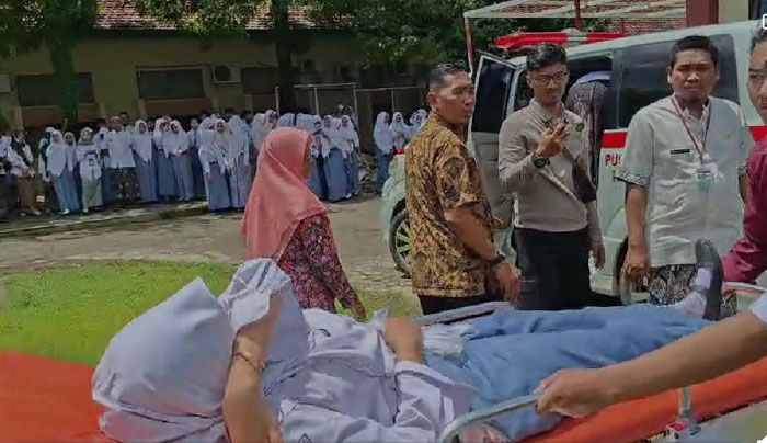 Sejumlah siswa SMAN 2 Kudus dilarikan ke rumah sakit usai mengalami gejala keracunan MBG, Kamis (29/1). (ANDIKA TRISNA S/RADAR PATI)