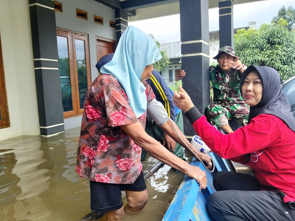 DITES: Tim medis memeriksa warga Desa Karangrowo, Jakenan belum lama ini.  (ANDRE FAIDHIL FALAH/RADAR PATI)