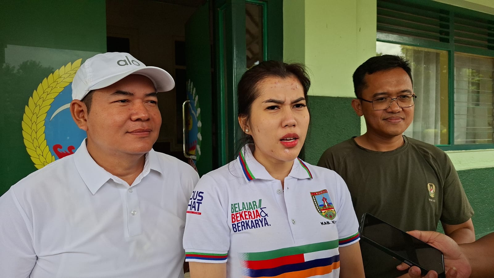 Ketua DPRD Kudus Masan (kiri, bertopi), Wabup Kudus Bellinda Birton (tengah), dan Dandim 0722/Kudus, Letkol Arh Yuusufa Allan Andriasie (kanan).