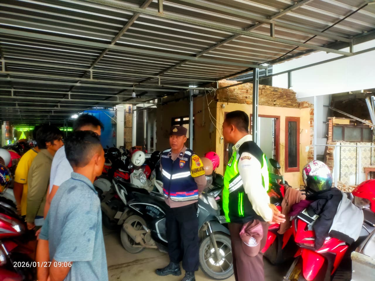 Pihak keamanan meminta karyawan PT Djarum di Desa Ngemplak Kidul Margoyoso Pati untuk waspada. (POLRESTA PATI)