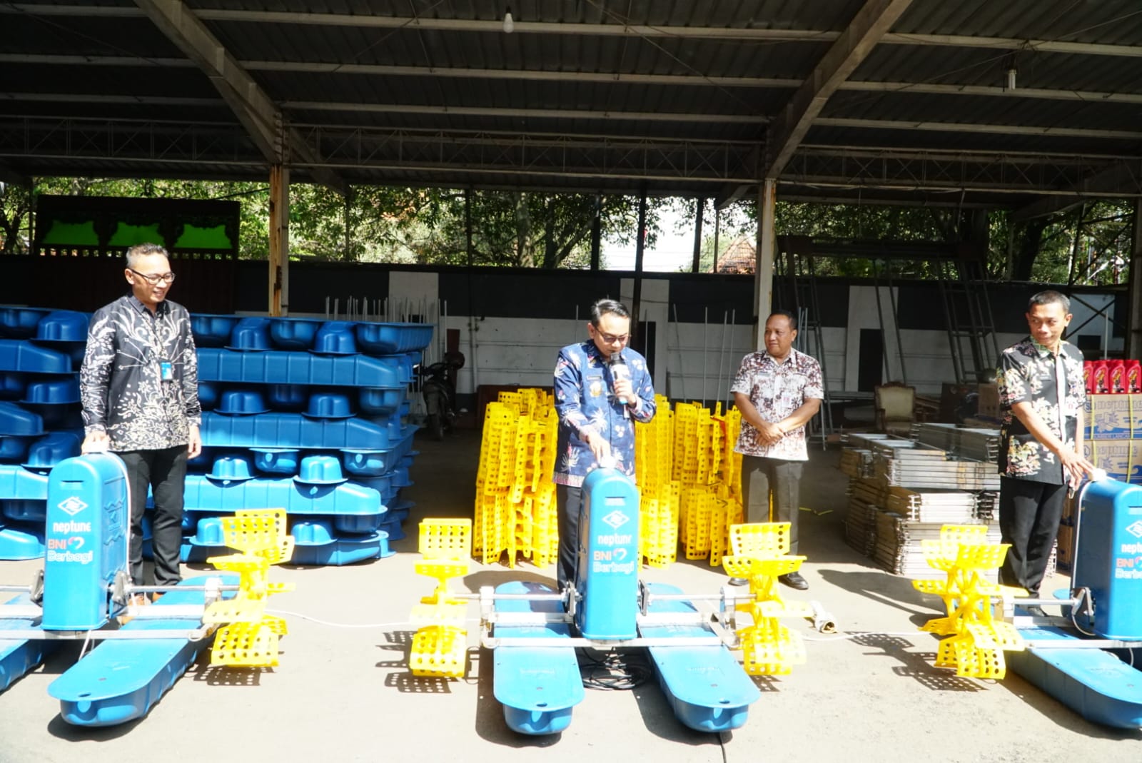 Penyerahan bantuan alat kincir air untuk mendukung usaha budidaya ikan nila salin di wilayah Kabupaten Pati. (HUMAS PATI)