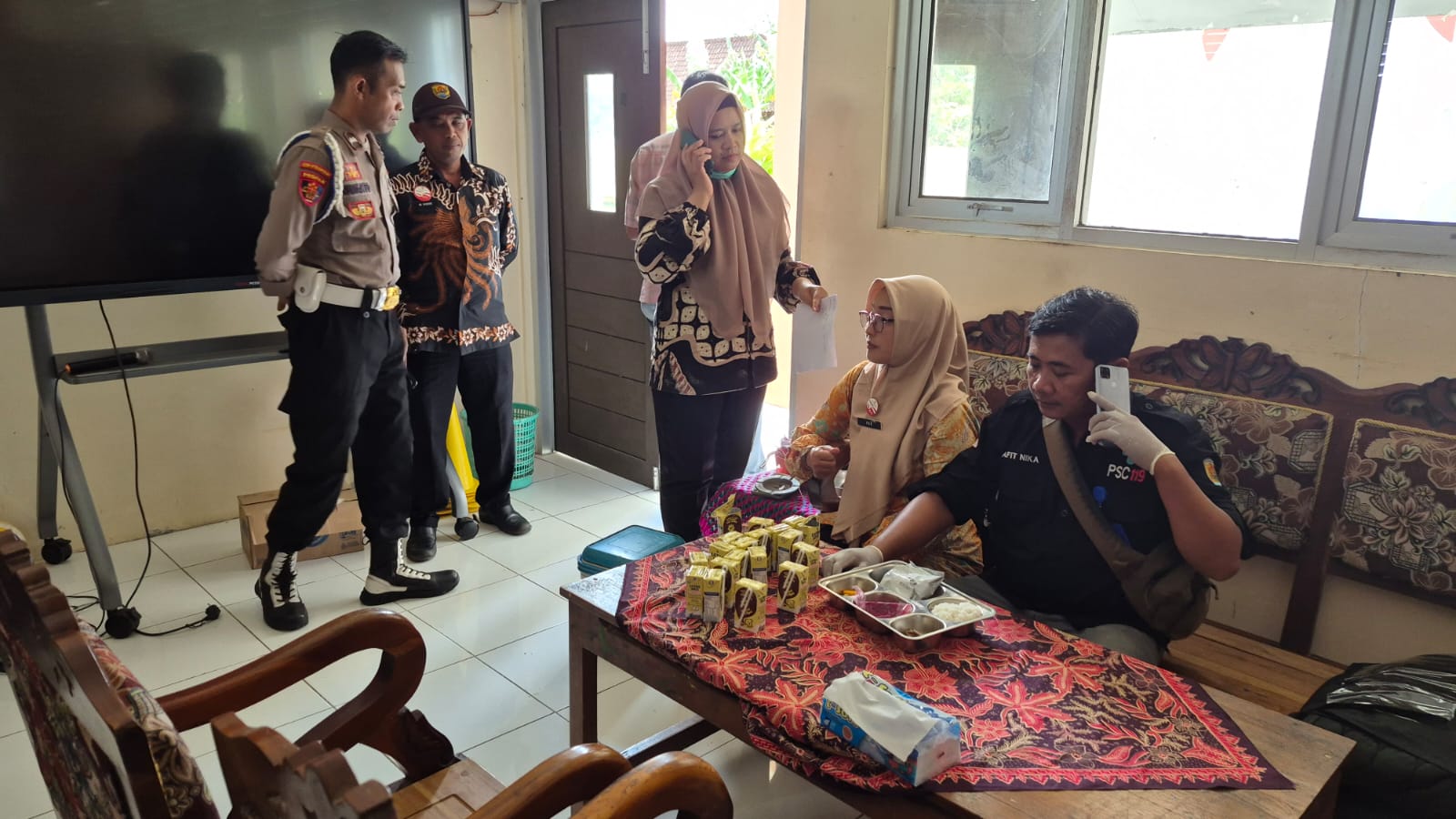 PENYELIDIKAN: Tim Dinkes Grobogan saat melakukan penyelidikan epidemiologi pada menu MBG di SDN 2 Pulongrambe Kecamatan Tawangharjo Kabupaten Grobogan.