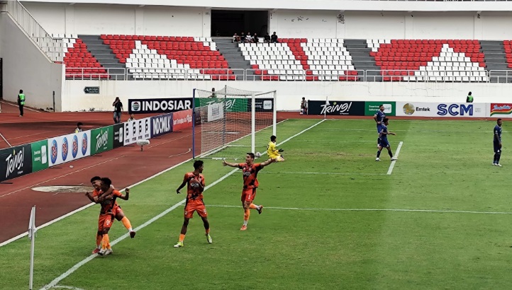 KALAH TELAK: PSIS Semarang kembali menelan kekalahan di hadapan ribuan pendukungan di stadion Jatidiri Semarang. (M Hariyanto/Jawa Pos Radar Semarang)
