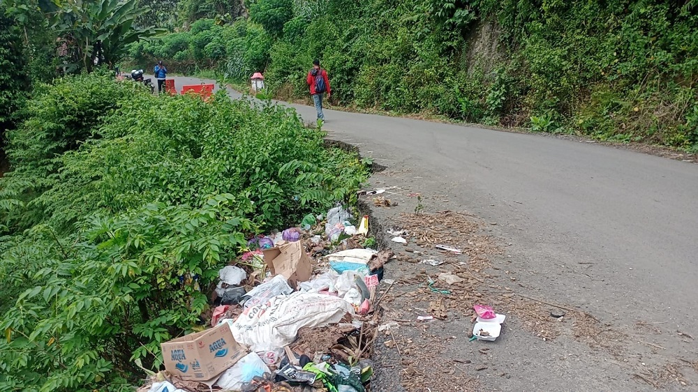 AMBLES: Pengguna jalan melintasi jalan longsor di Desa Purwokerto, Kayen kemarin. (ANDRE FAIDHIL FALAH/RADAR PATI)
