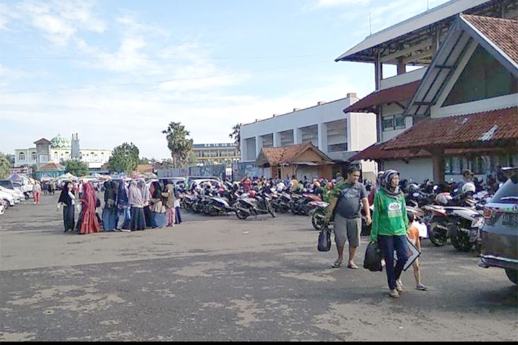 Parkir di Stadion Joyokusumo.