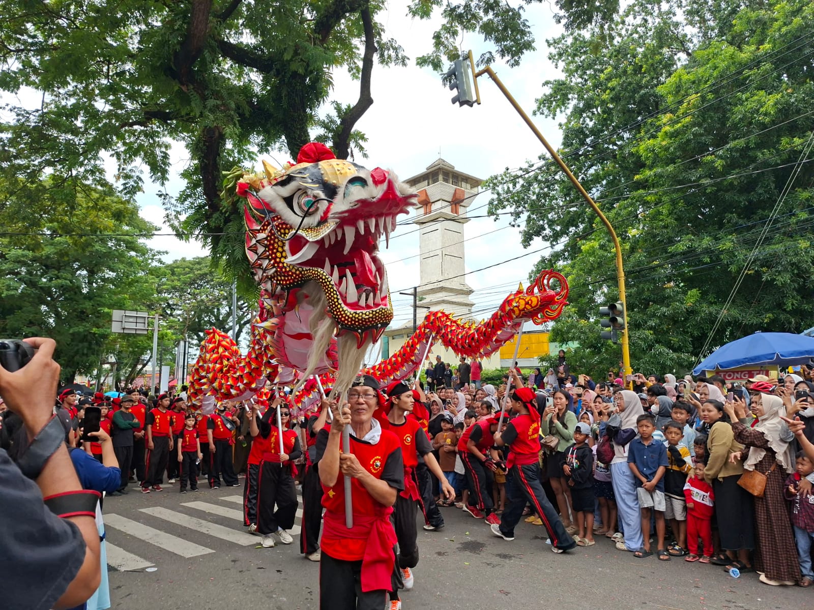 NAGA: Peserta Kirab Bwee Gee menampilkan tarian naga yang diarak mengelilingi Kota Kudus, (1/2). (GALIH ERLAMBANG W/RADAR PATI)