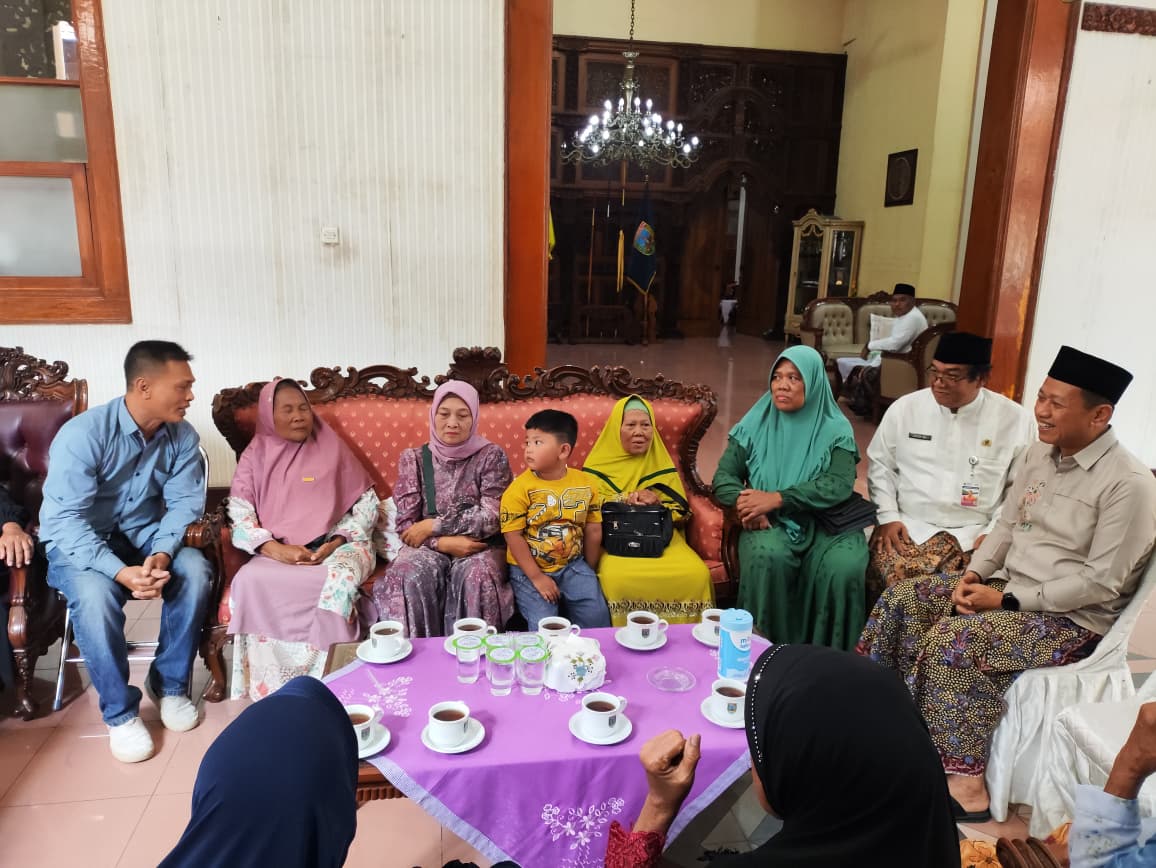 SAMPAIKAN ASPIRASI: Puluhan janda asal Desa Cendono mendatangi Pendopo Kabupaten Kudus. (GALIH ERLAMBANG W/ RADAR PATI)