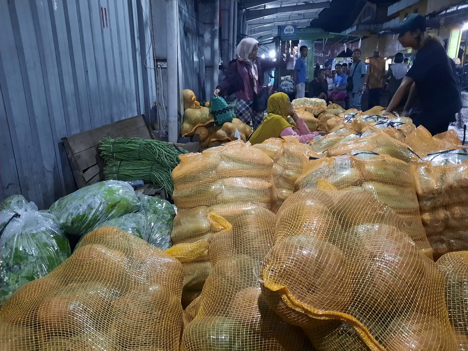 MASIH JUALAN: Pedagang sayur malam Pasar Bitingan Kudus masih berjualan di tempat yang sama. Belum bersedia pindah ke Pasar Saerah. (INDAH SUSANTI/RADAR PATI)